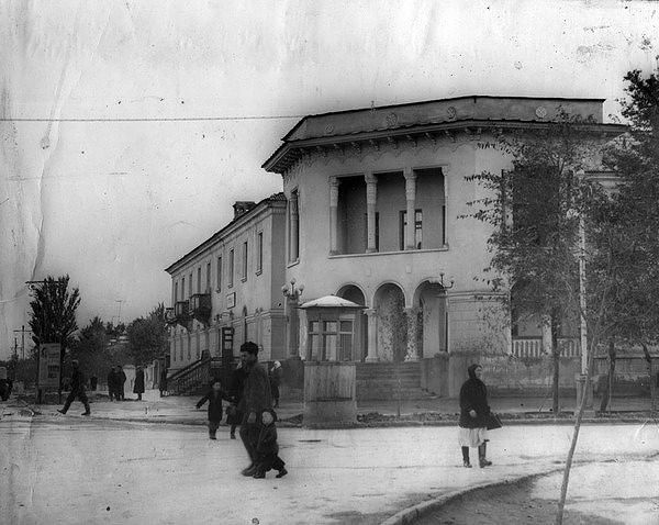 Чимкент, ул. Орджоникидзе, перекресток с ул. Гагарина, вид на ул. Гагарина. Фото 1955-58 гг