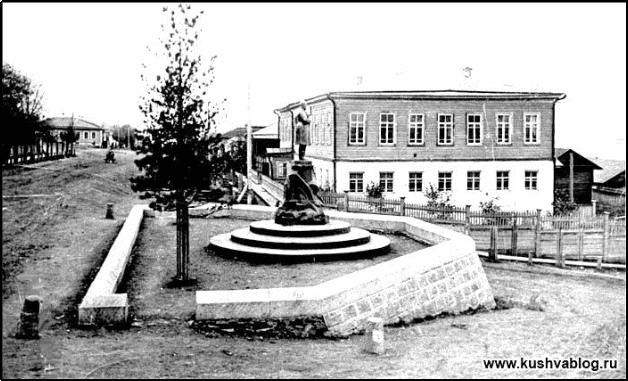 Фото примерно 1900 г. Кушва. Площадь. Памятник Александру III. 1900 г
